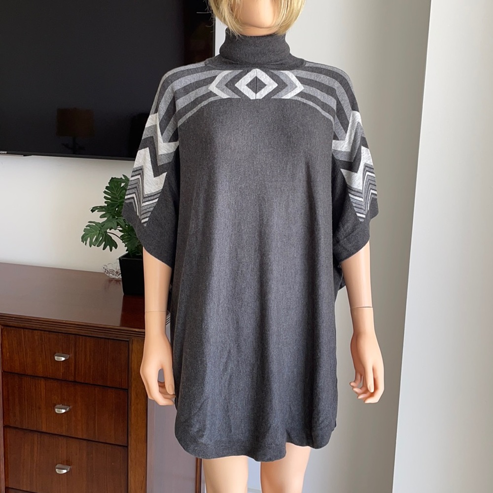 BNWT SPLENDID GREY PONCHO